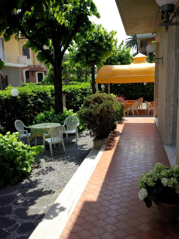 Hotel Giulia マリーナ・ディ・マッサ エクステリア 写真