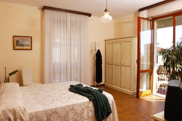 Hotel Giulia マリーナ・ディ・マッサ エクステリア 写真
