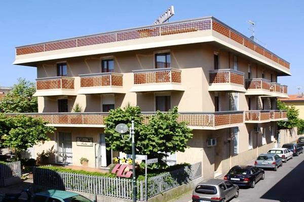 Hotel Giulia マリーナ・ディ・マッサ エクステリア 写真
